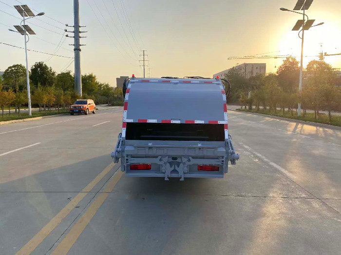 東風途逸藍牌壓縮式垃圾車